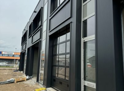 Kozijnen voor bedrijfspanden: kunststof en aluminium voor elk bedrijfspand