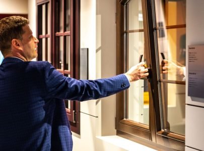 Wat zijn de voordelen van draaikiep-ramen in kunststof kozijnen?